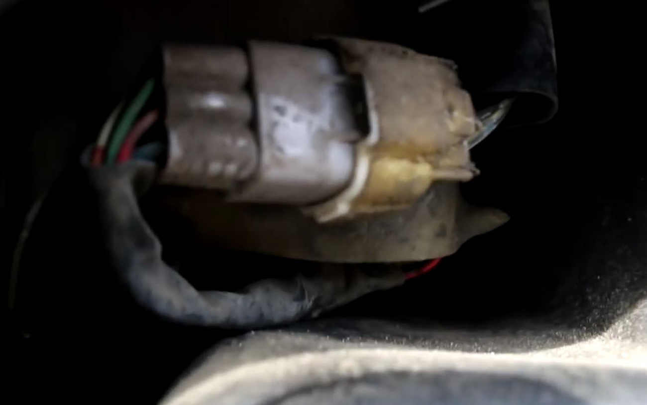 front-antenna-wiring-connector