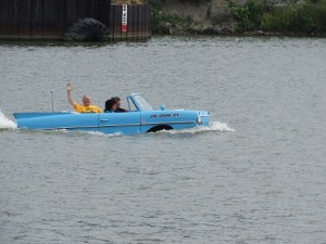 Amphibious vehicle 